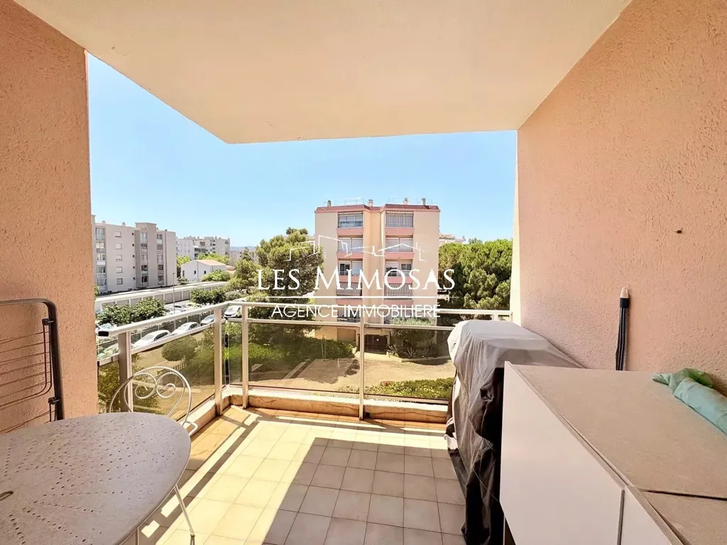 Rõdu - 2-Bedroom Flat with Terrace near Frejus-Plage