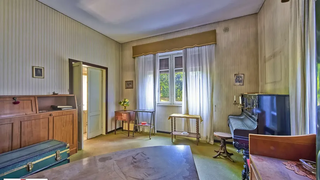 Bureau - Bifurcated Villa with Garden in Villa Guardia
