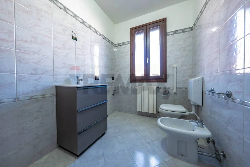 Salles de bain - Energy-Efficient Semi-Detached Villa in Vigarano Mainarda