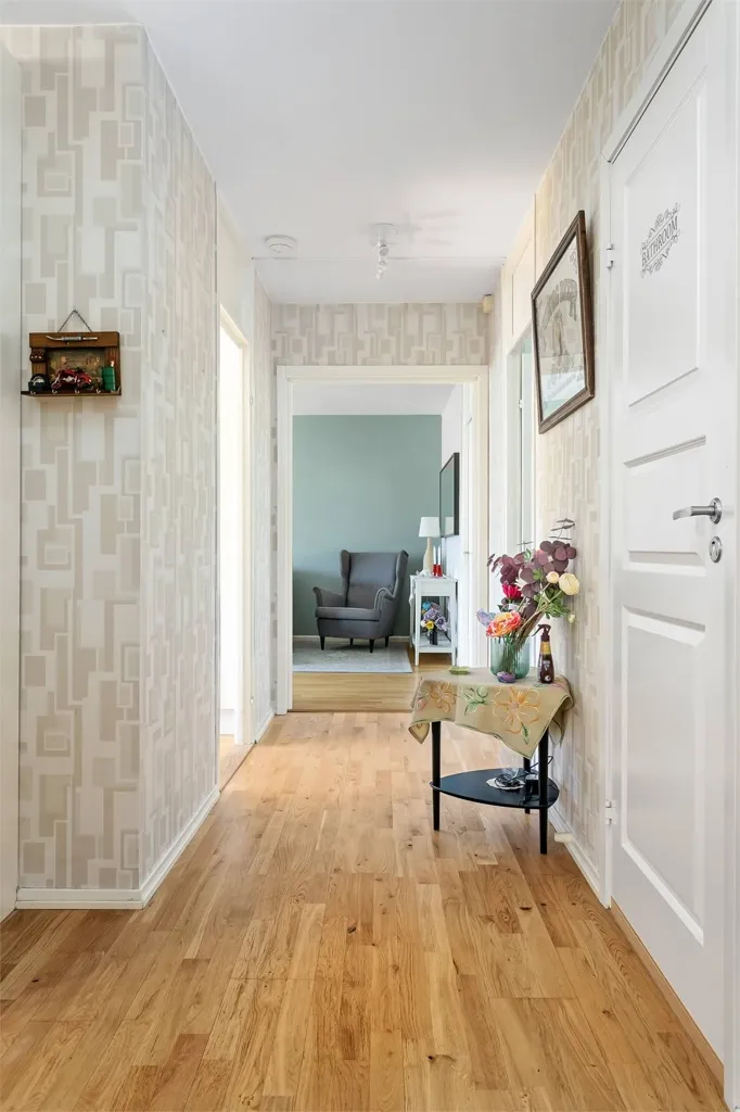 Esik - Renovated Apartment with Balcony in Kungsängen