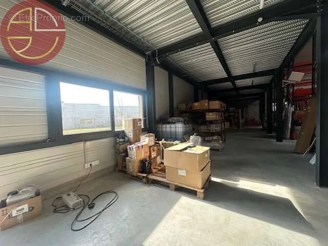 Garage - Warehouse with Storage in Saint-Sulpice
