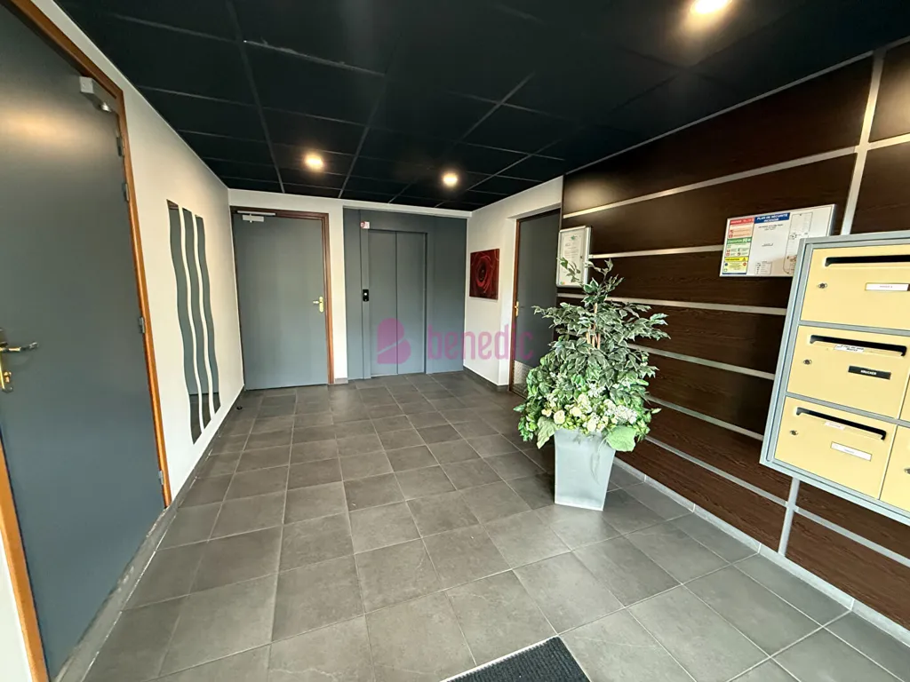 Entrée - Plateau à Aménager avec Terrasse à Forbach Ville Haute