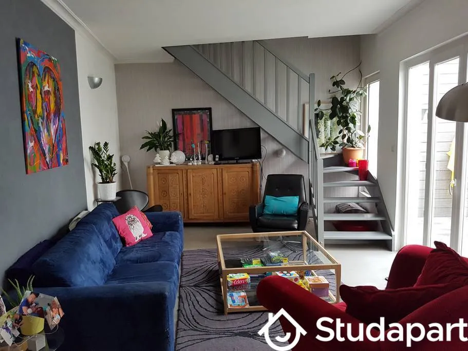 Séjour - Chambre Meublée dans Colocation avec Terrasse à Proximité du Centre