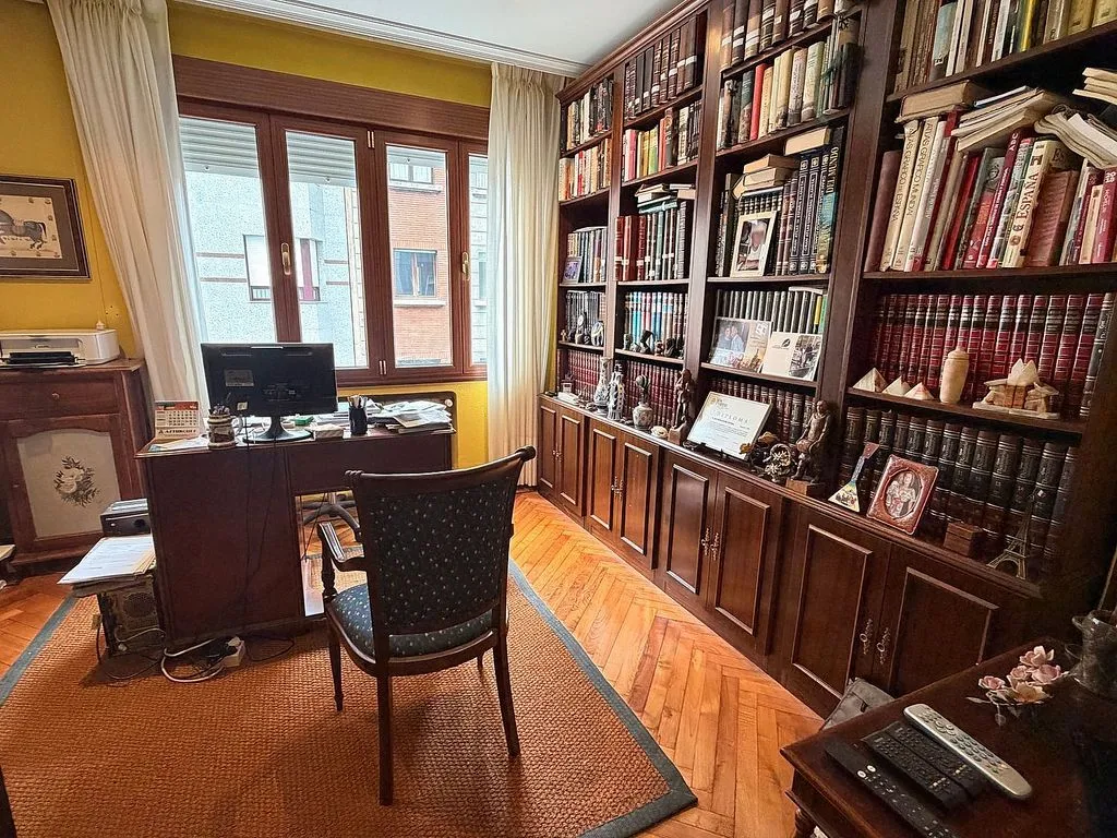 Studio - Spacious Apartment with Dual Entrances in Mieres
