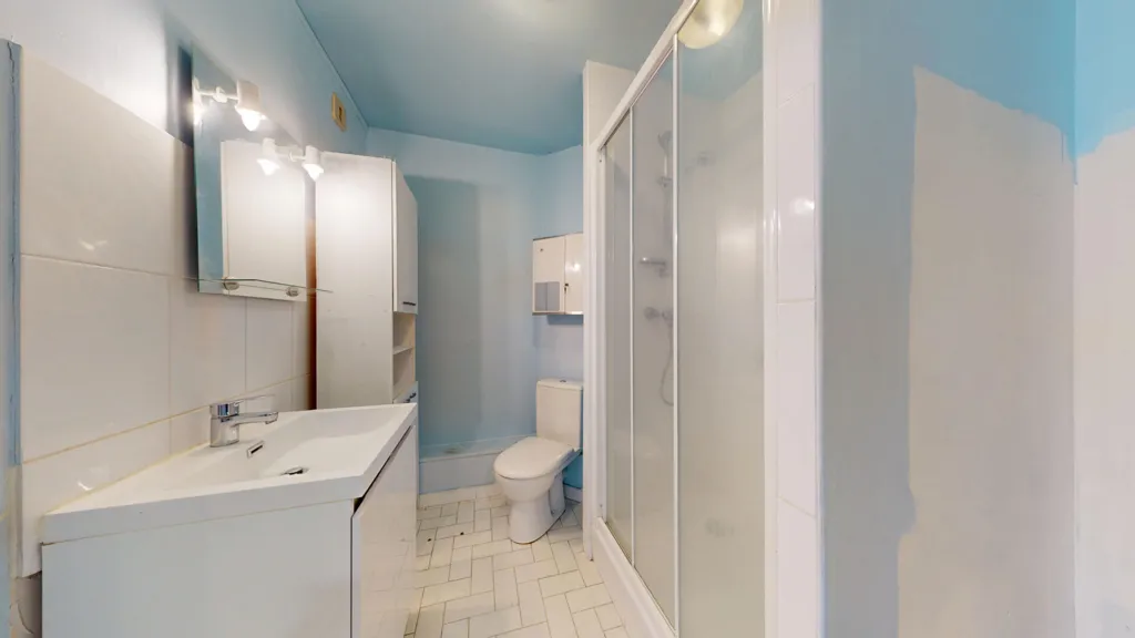 Salles de bain - Appartement Duplex avec Cuisine Équipée près du Centre-ville