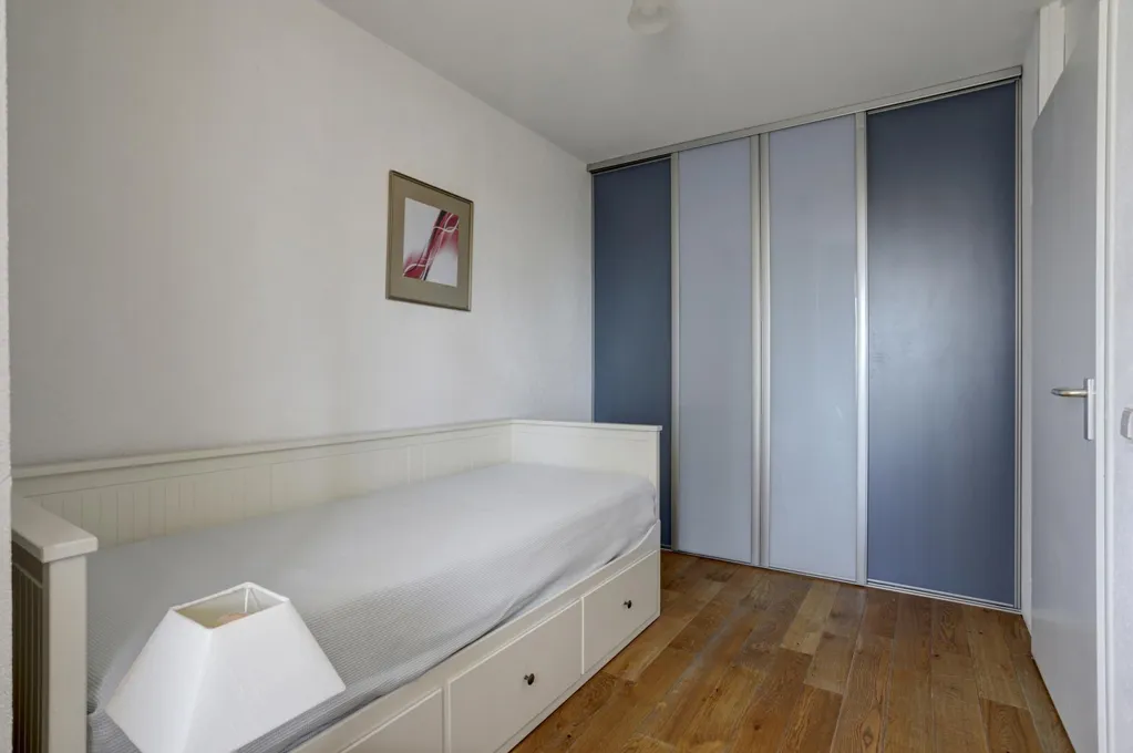 Camere da letto - Galerijflat with City View in Rotterdam
