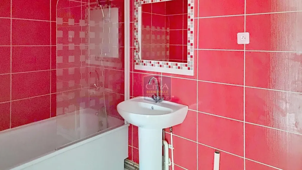 Salles de bain - Appartement Lumineux avec Balcon à Homblières