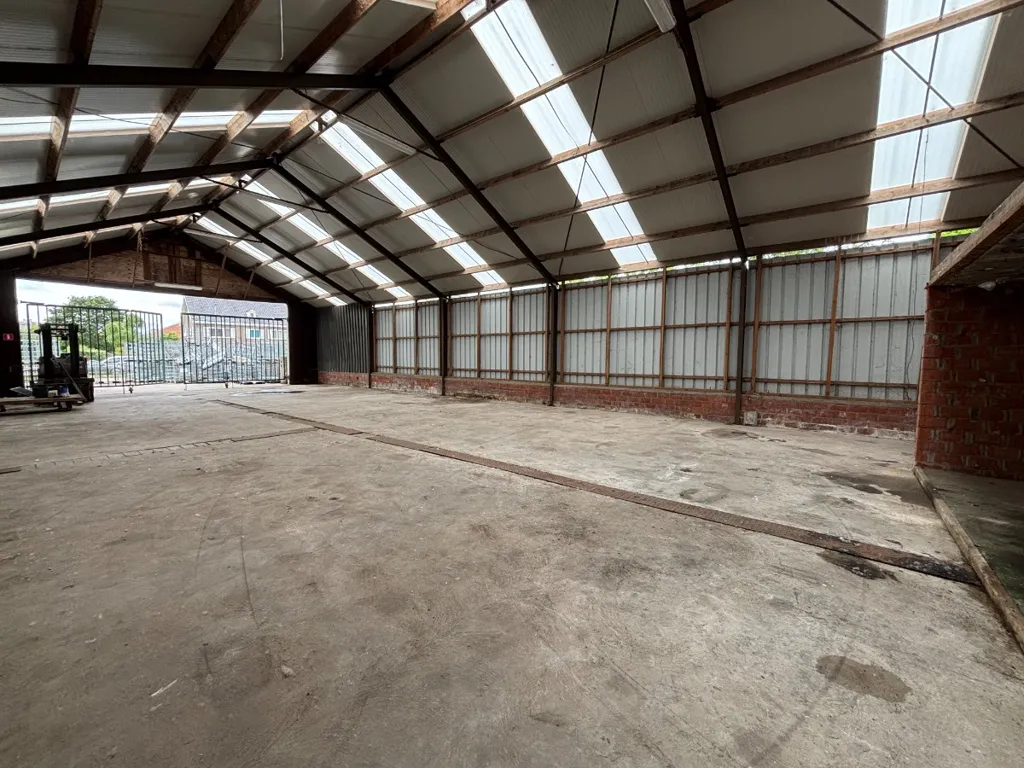 Pièces - Hangar de 300 m² au Centre de Moerkerke