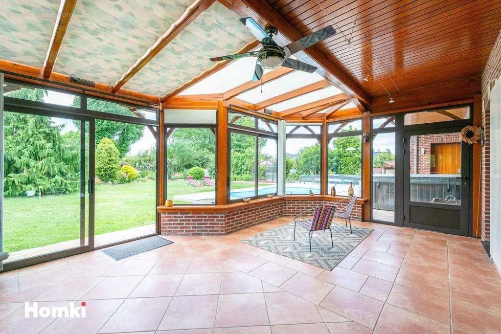 Terrasse - Maison avec Piscine Chauffée à Oisy