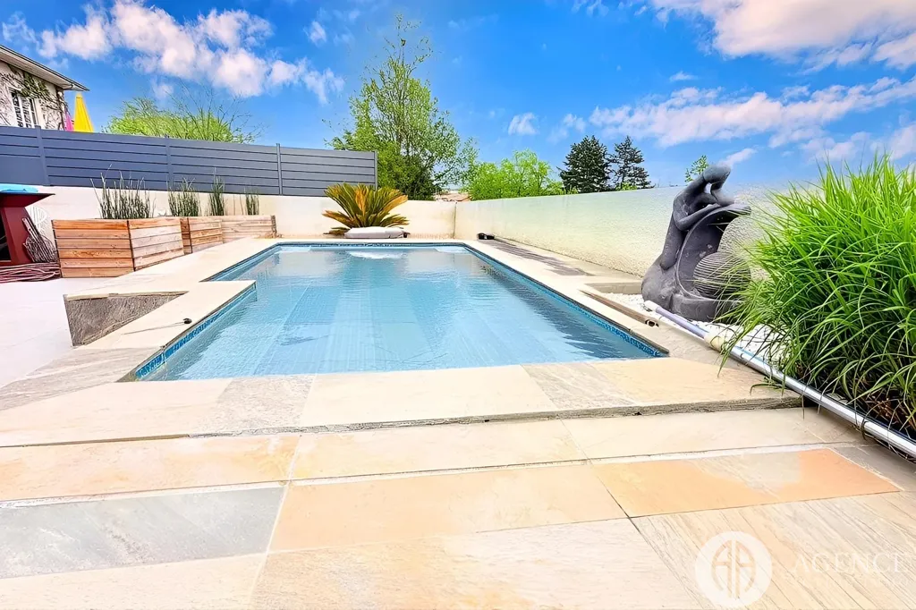 Piscine - Maison Contemporaine avec Piscine à Chanas