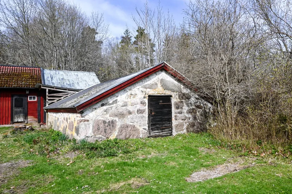 Exterior - Villa with Terrace in Algutsboda
