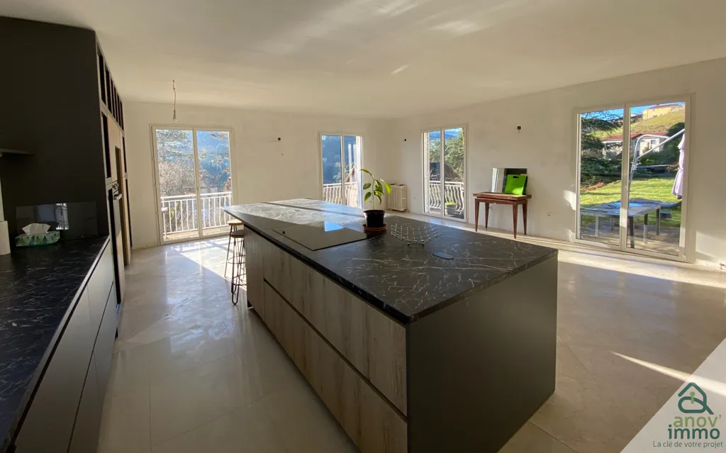 Kitchen - Spacious House with Garden in Tarare