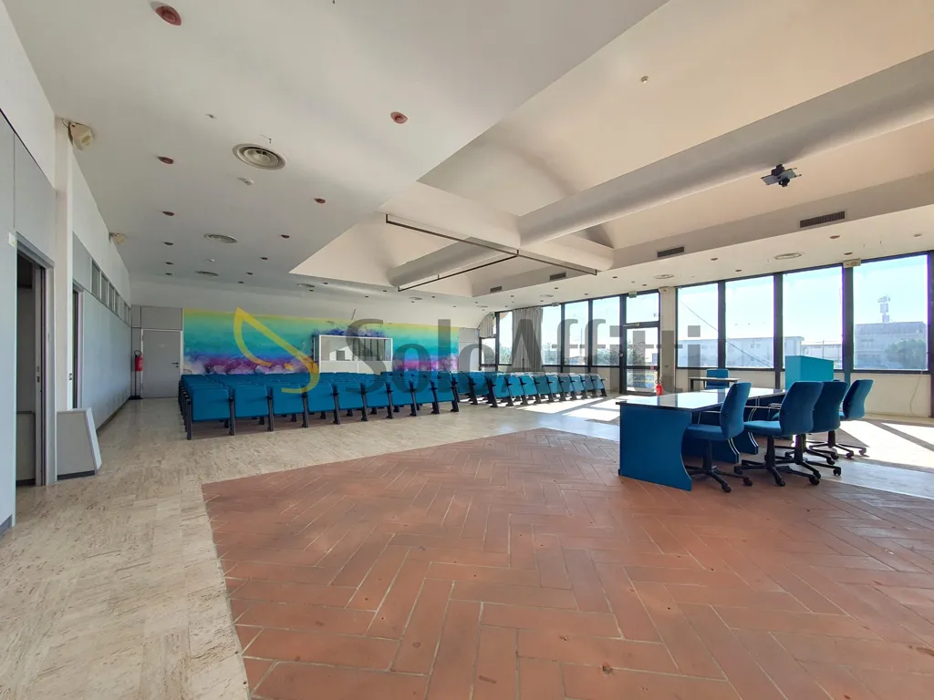 Söögituba - Open Space Office with Parking in Catanzaro Lido