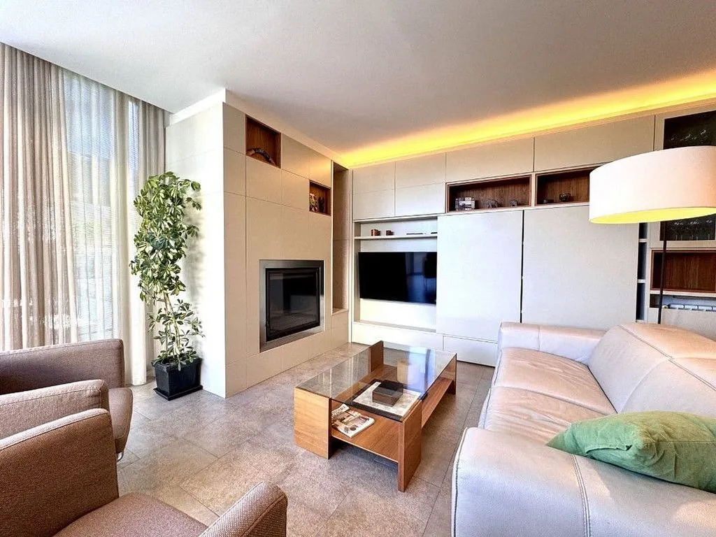 Elutuba - Villa with Pool in Residential Area