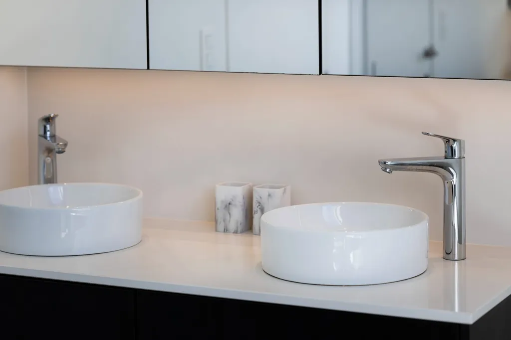 Salles de bain - Maison Rénovée avec Piscine à Sint-Eloois-Winkel