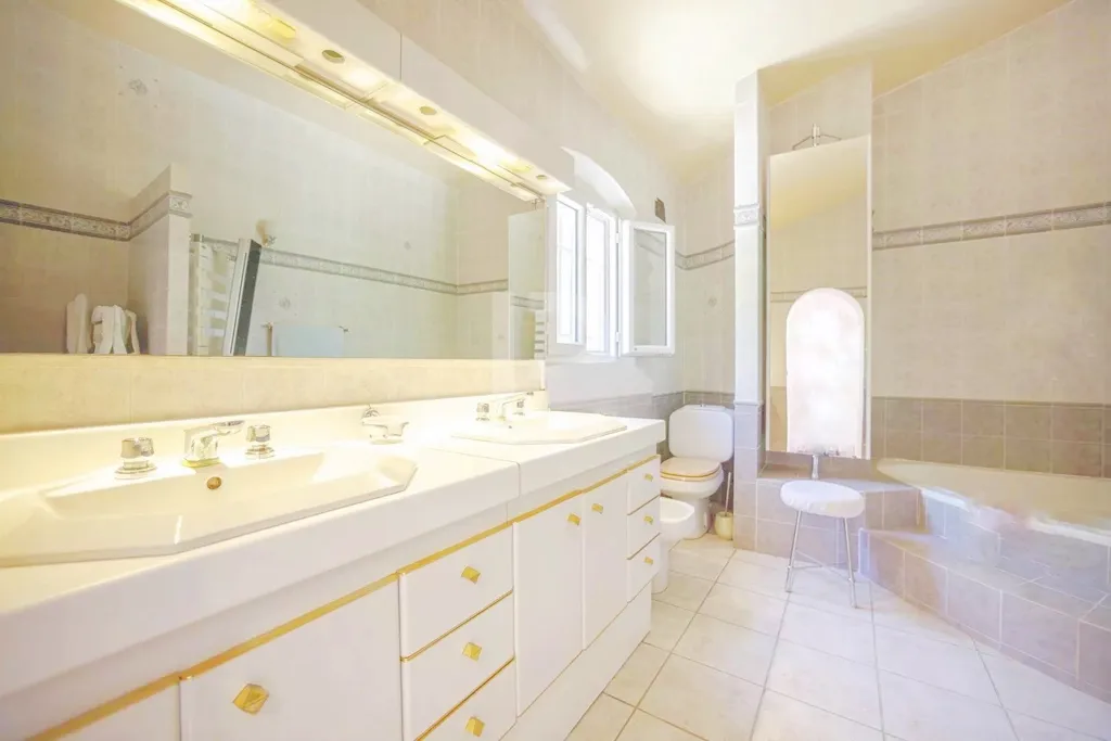 Bathrooms - Luxury Villa with Sea View in Cabris