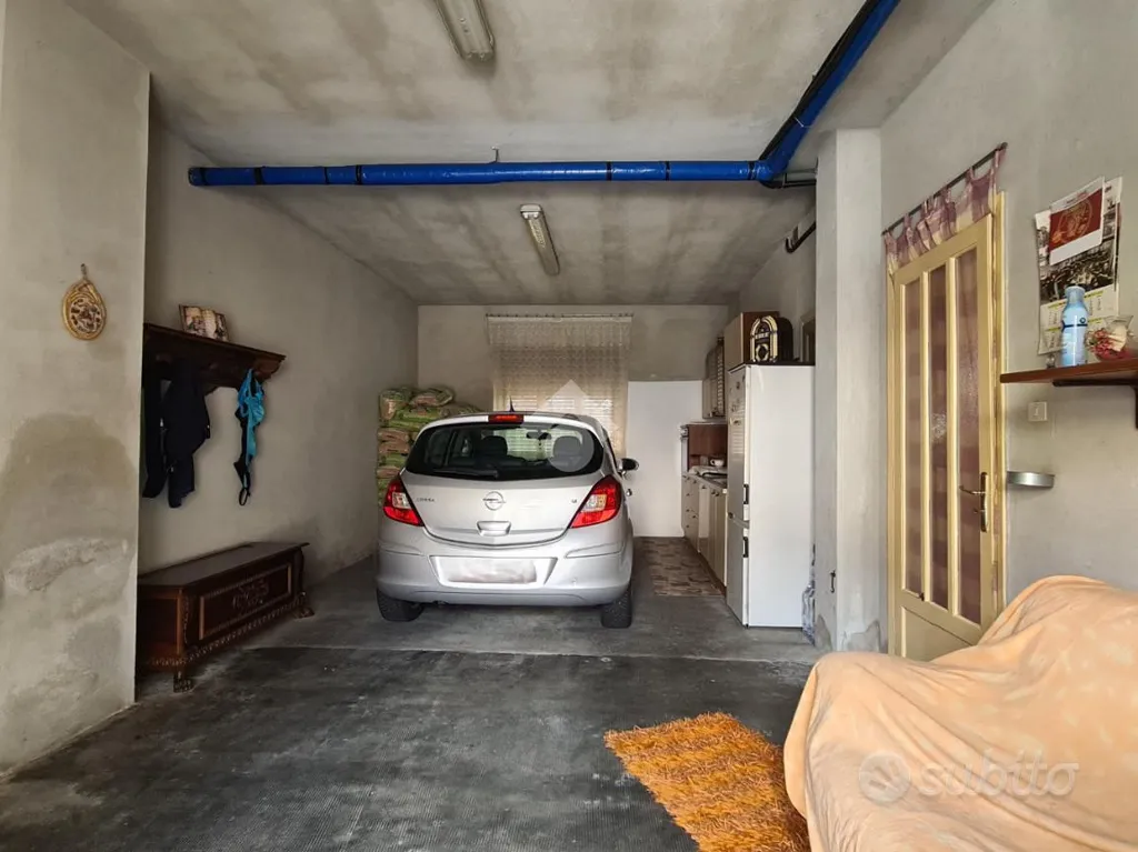 Garage - Semi-Detached House with Courtyard in Bra