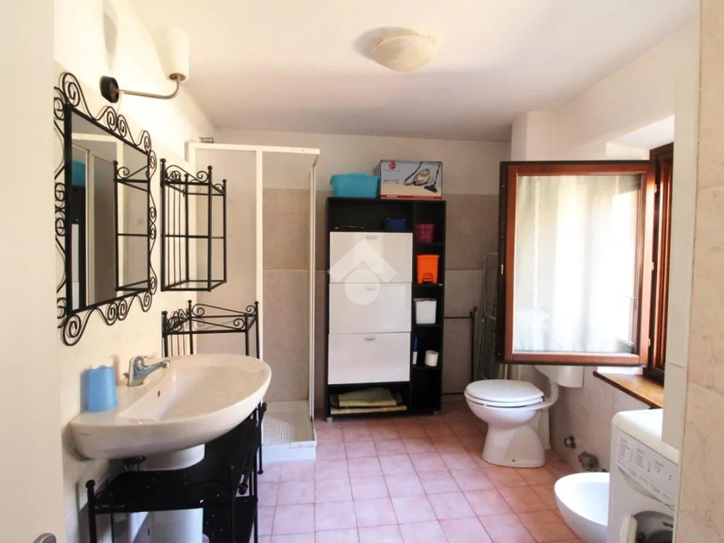Bagni - Fully Furnished 3-Bedroom in Parella