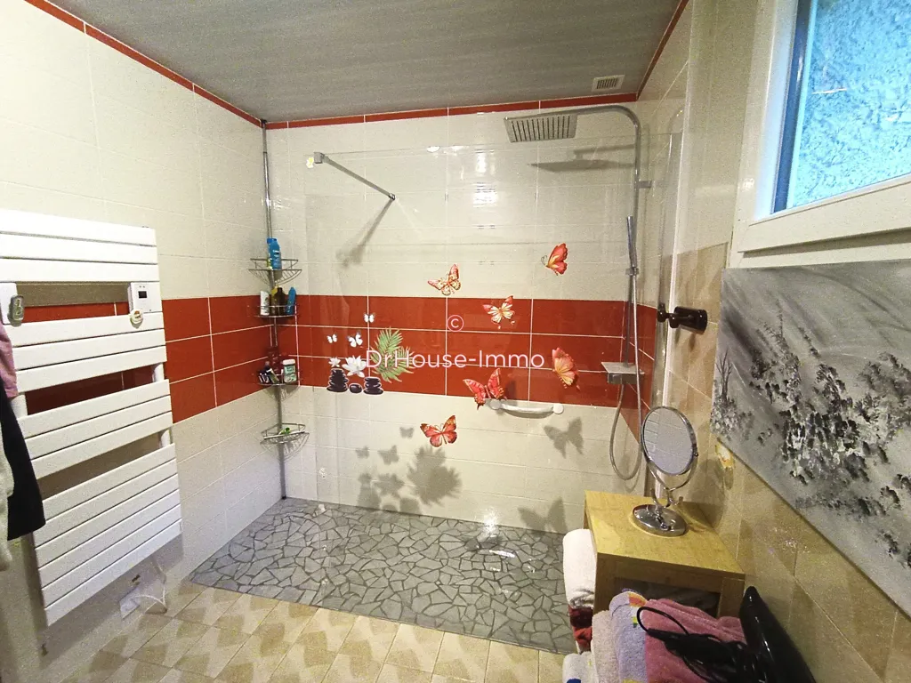 Salles de bain - Maison Indépendante avec Grand Terrain à Proximité