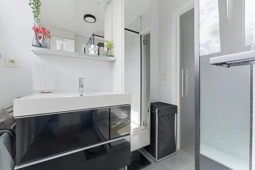 Salles de bain - Maison Semi-Détachée avec Jardin à Veurne