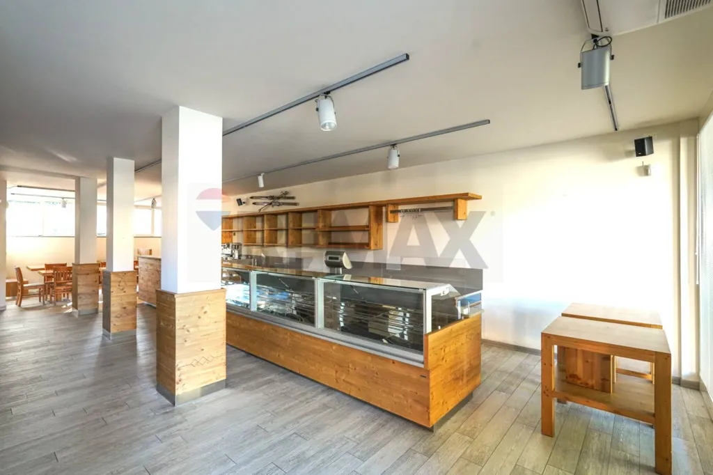 Stanze - Retail Space with Frontage on Via Roma, Valbrembo