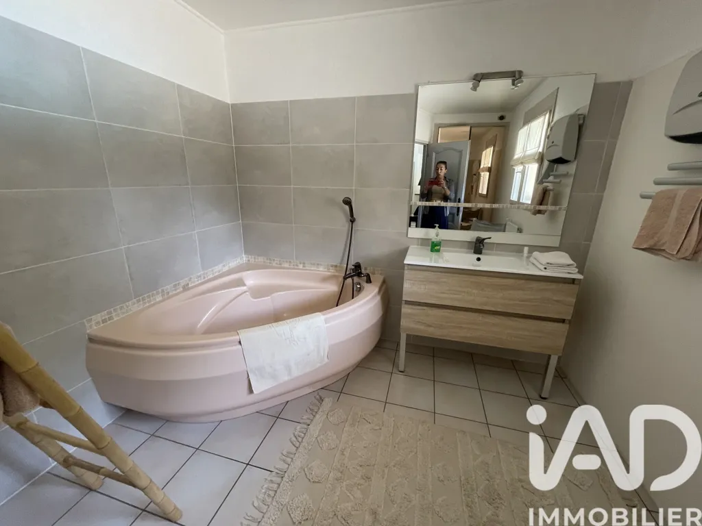Salles de bain - Maison Traditionnelle avec Piscine à Labastide-de-Virac