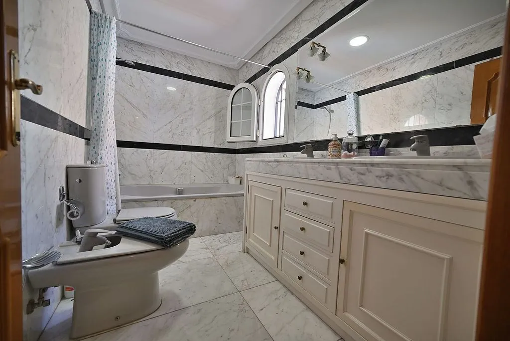 Vannitoad - Corner Townhouse with Private Terrace in Fuengirola
