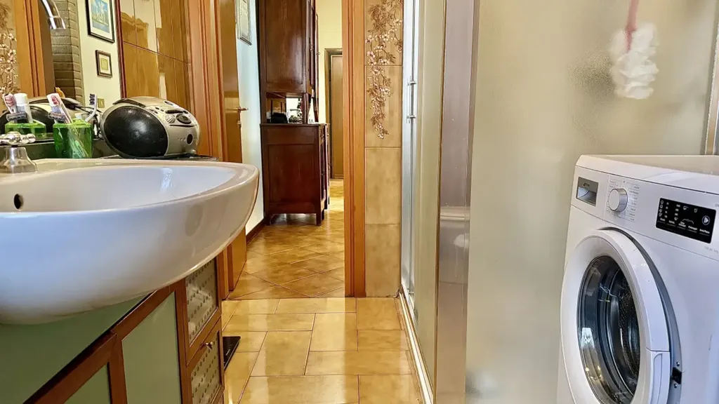 Salles de bain - 3-Bed Apartment with Veranda in Parma