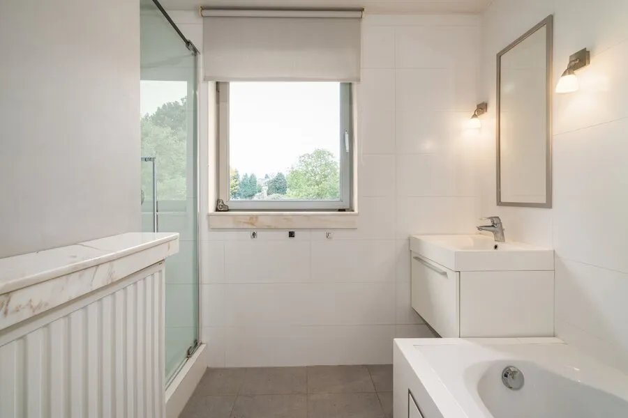 Bathrooms - Open-Plan House with Garden in Grimbergen