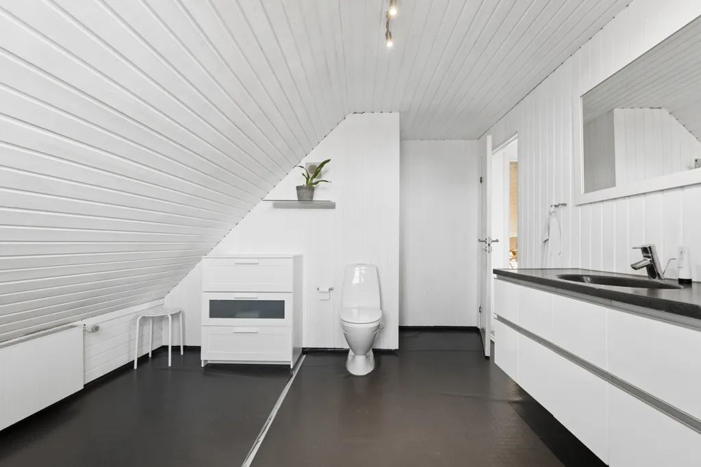 Salles de bain - Modernised Villa with Open View in Højby