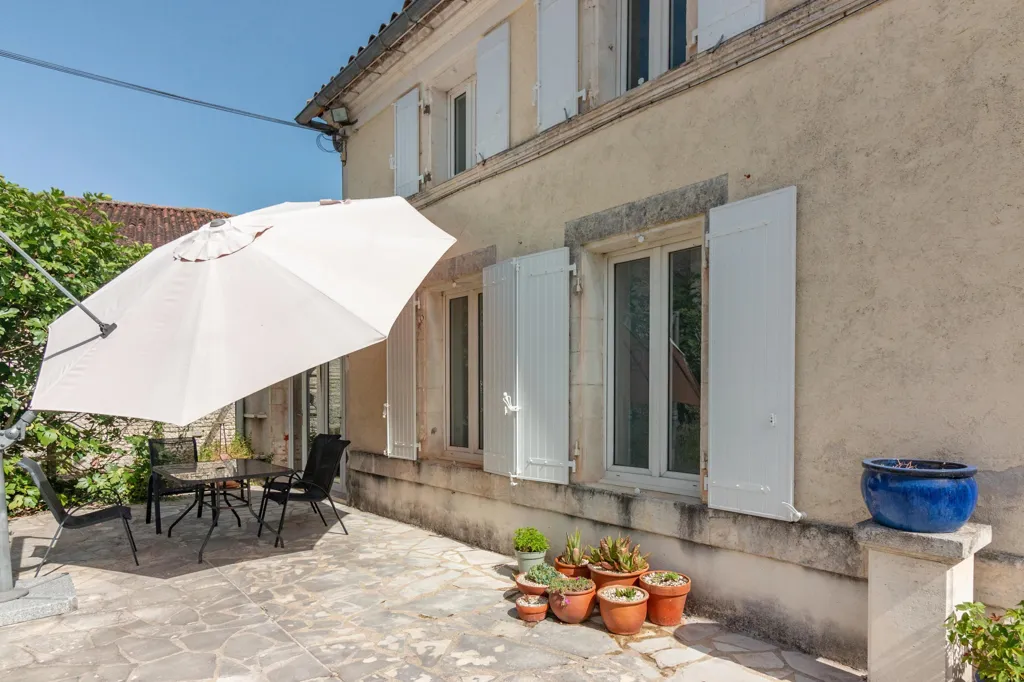 Terrasse - Maison en Pierre avec Piscine en Périphérie de Jarnac