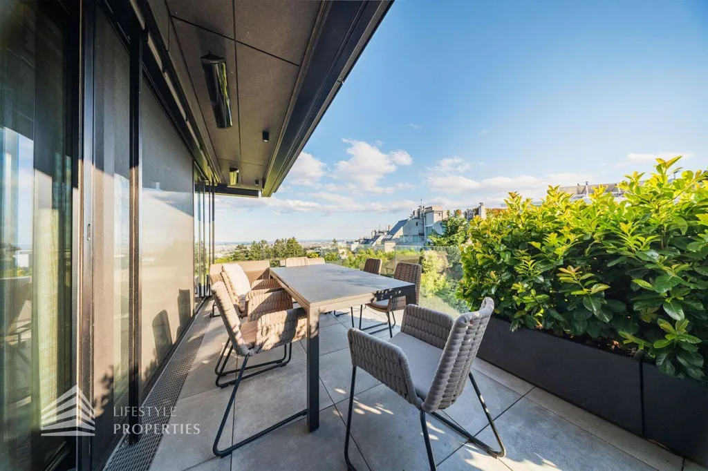 Terrasse - 4-Bedroom Apartment with Panoramic Balcony in Vienna