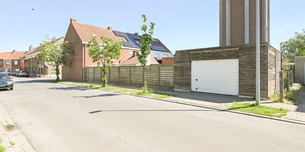 Esterno - Corner House to Renovate in Izegem