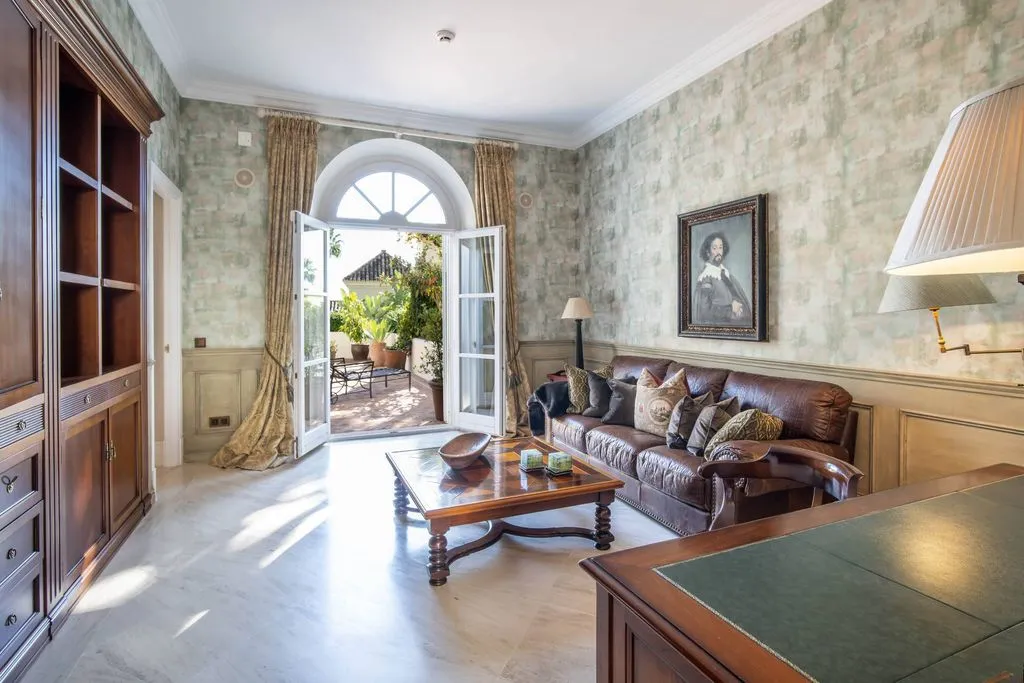 Bureau - Mediterranean Villa with Sea View in Marbella