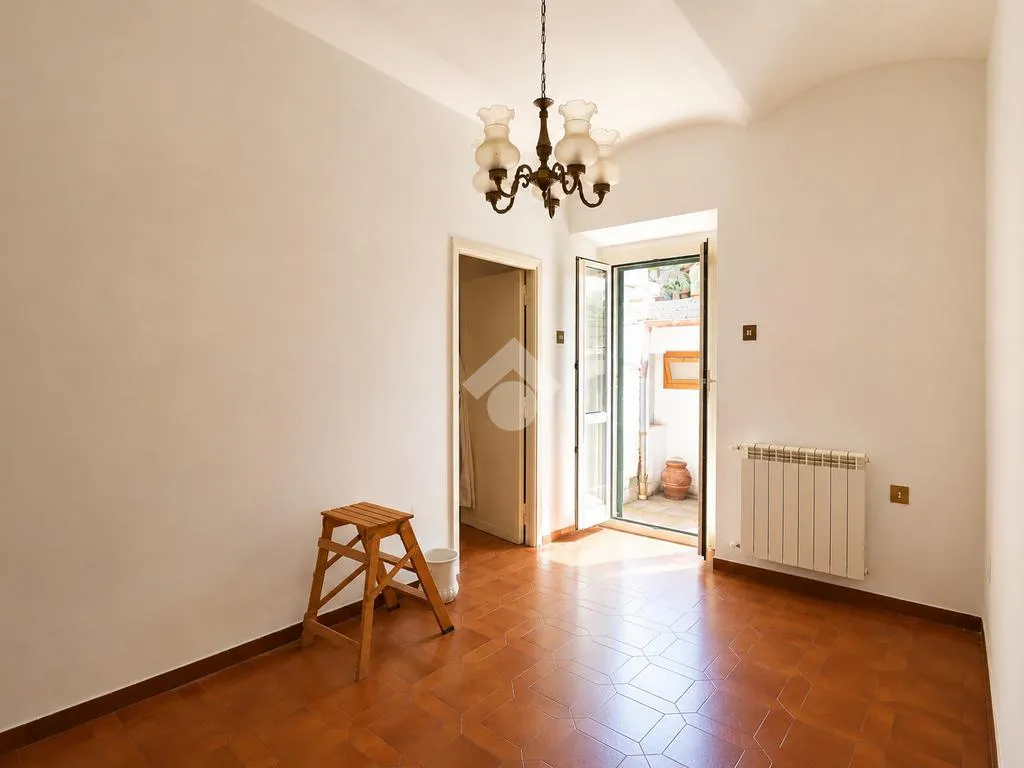 Esik - Ground Floor Apartment with Private Garden in Terni