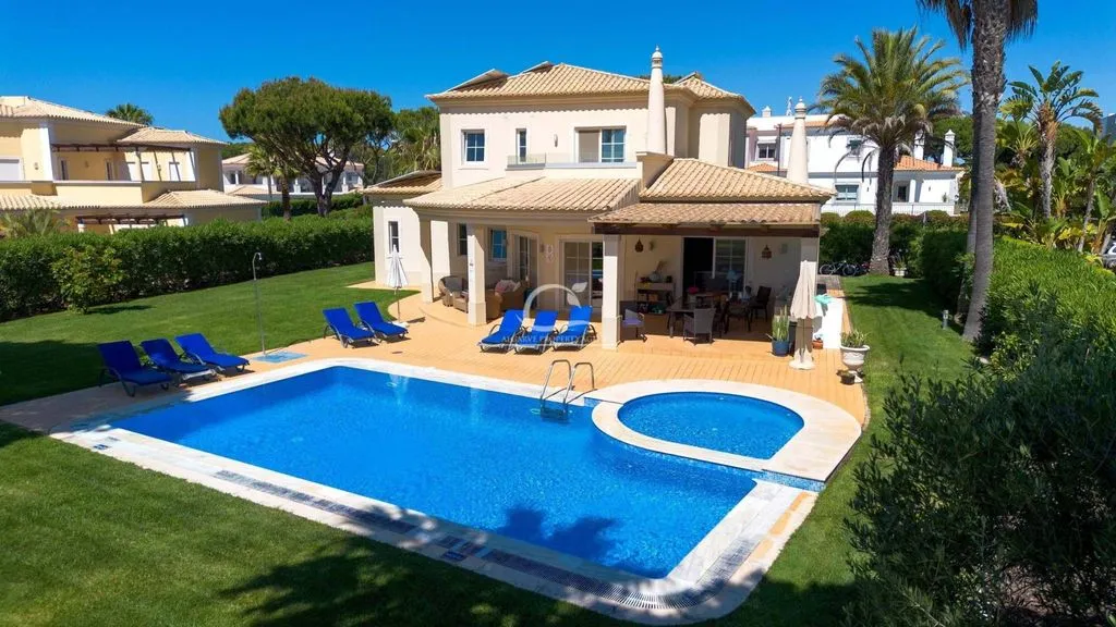 Piscine - Luxury Villa with Golf Course Views in Vilamoura