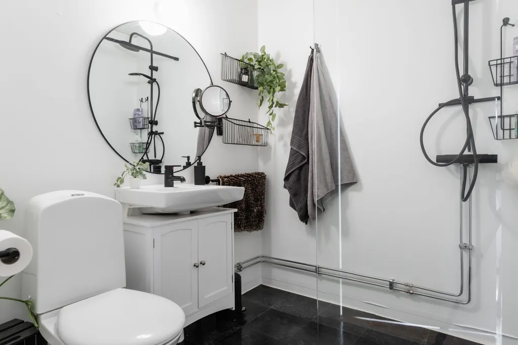 Bathrooms - Terraced House with Two Balconies in Dalsjöfors