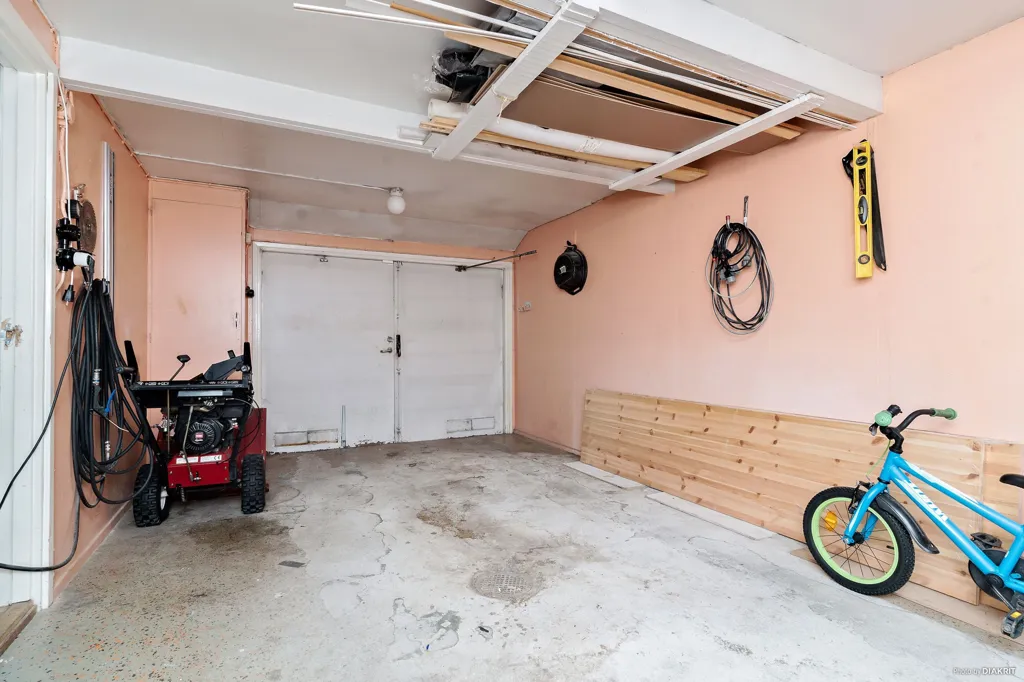 Garage - 1-Storey Villa with Garage in Näsbyn