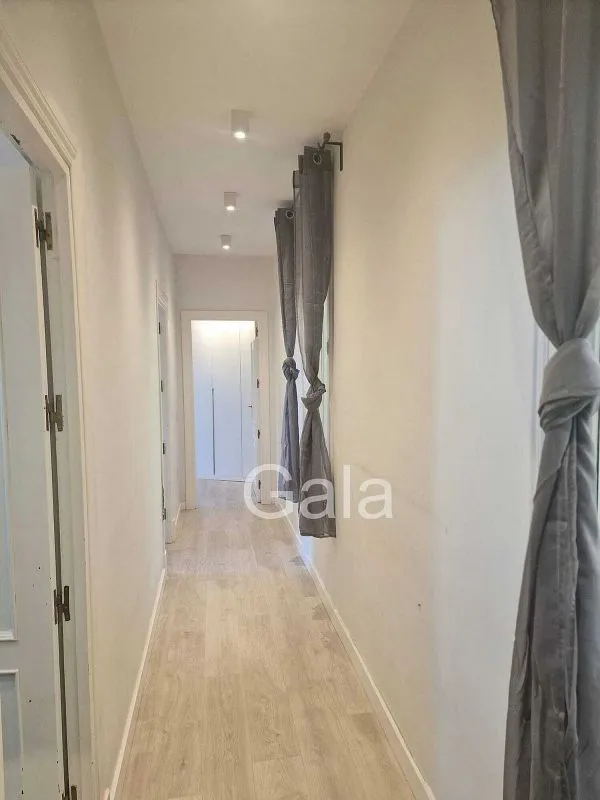 Esik - Modernised Flat with South Light in Trafalgar