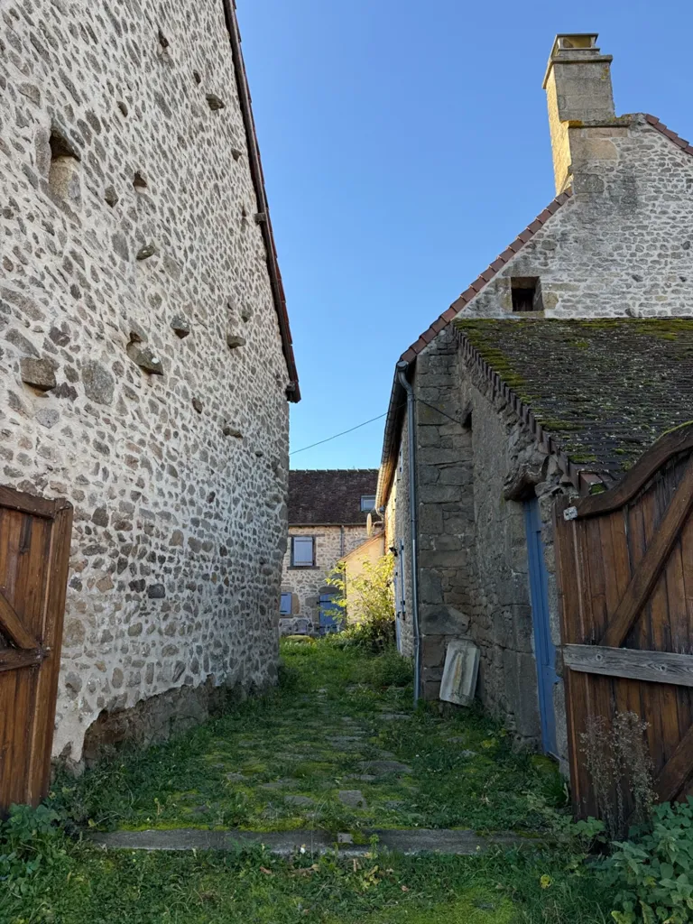 Jardin - Maison en Pierre avec Cour Intérieure à Bussière-Dunoise