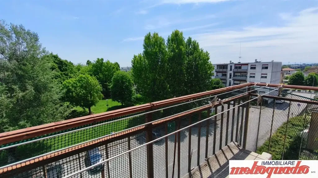 Rõdu - Spacious Apartment with Triple Exposure in Galliera