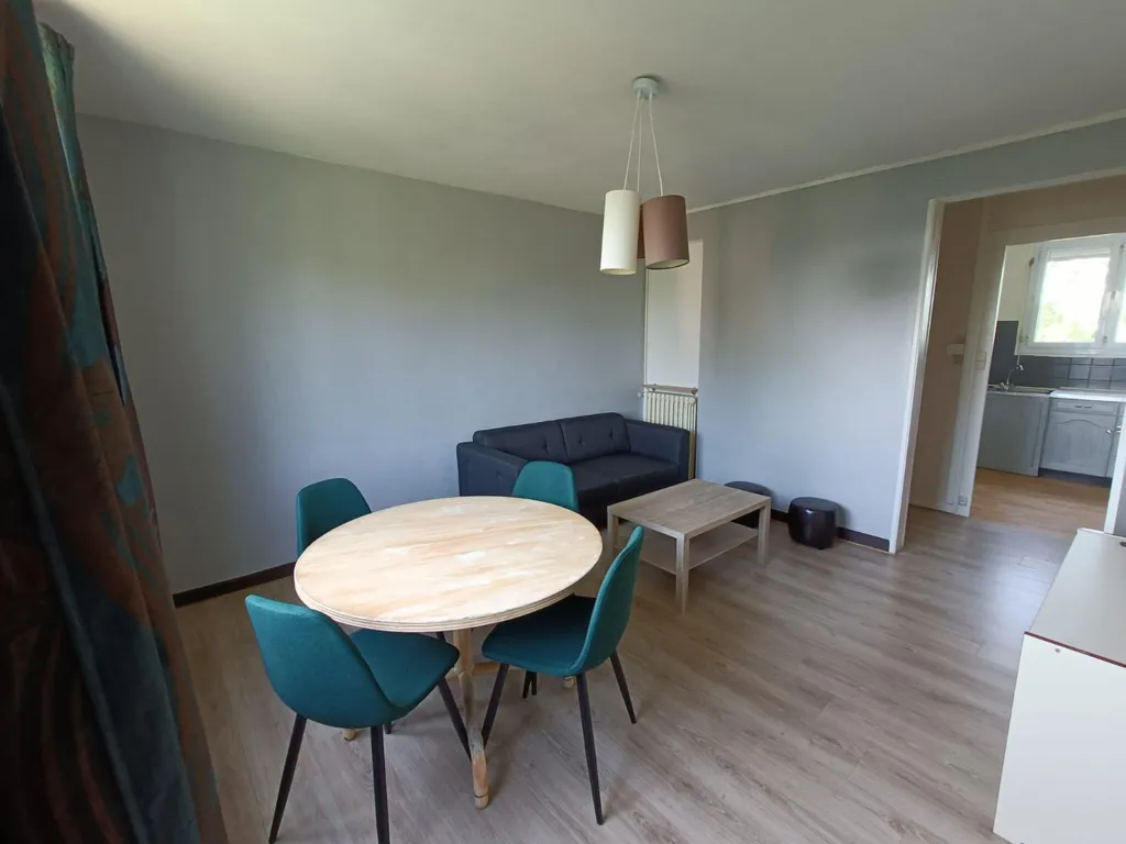 Söögituba - 3-Bedroom Apartment with Open Kitchen in Angers