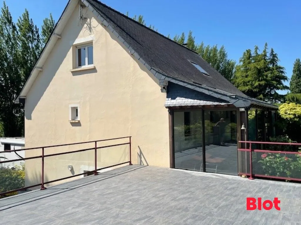 Extérieur - Pavillon avec Dépendances et Jardin à Fougères