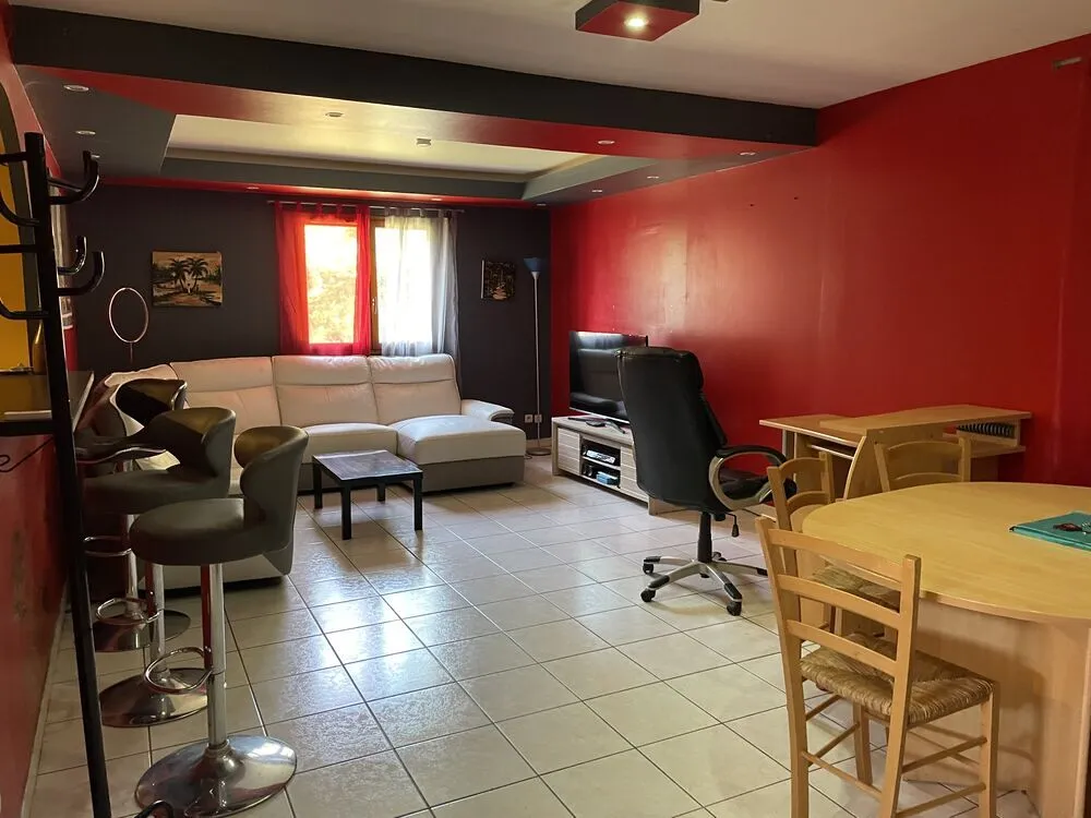 Séjour - Villa Meublée avec Piscine à Chabons
