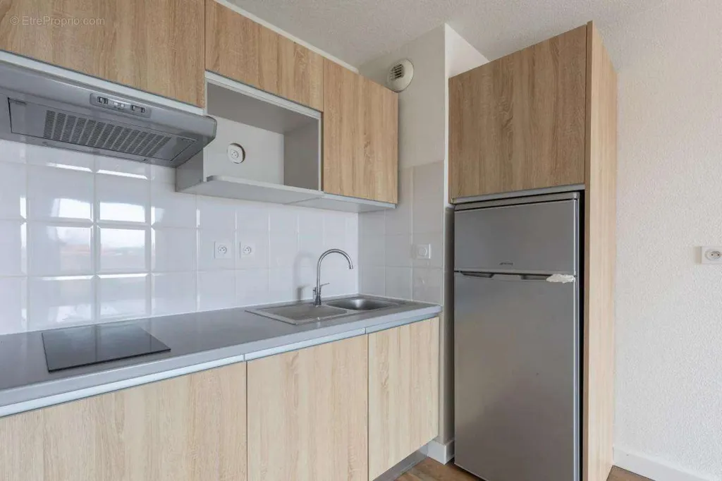 Kitchen - 3-Bed Apartment with Balcony in Saint-Sébastien