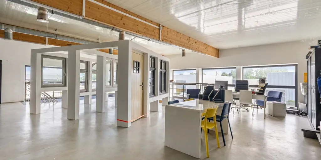 Bureau - Bâtiment Commercial avec Jardin près de Hasselt