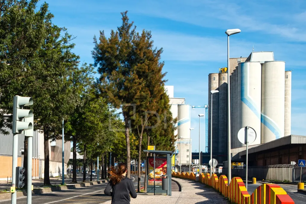 Shop with Private Garden in Marvila, Lisbon