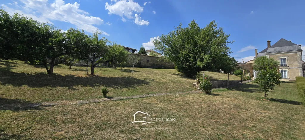 Jardin - Maison de Caractère 19ème Siècle au Centre de Lusignan