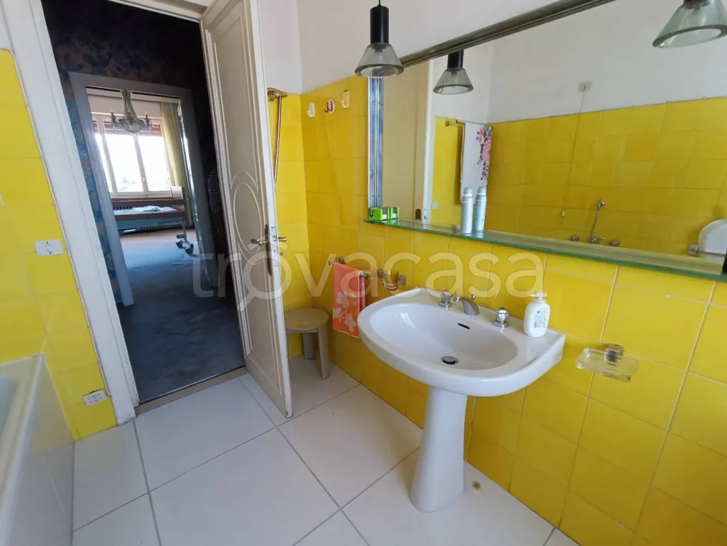 Salles de bain - Penthouse with Panoramic View in Mondovì