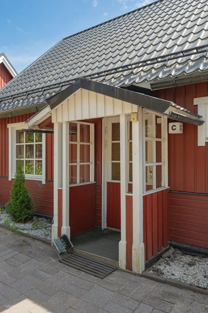 Välivaade - Detached House with Redwood Cladding in Puistola